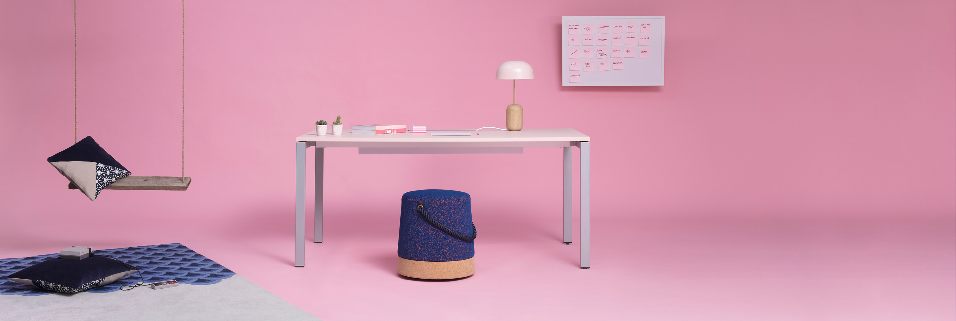 Be my desk - photo sur fond rose avec bureau slim pouf et lampe